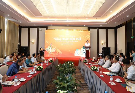 [Dân Việt] Dùng sâm Báo, cây tầm bóp làm thức ăn nuôi lợn, nuôi gà, con nào cũng khỏe, nông dân có lời